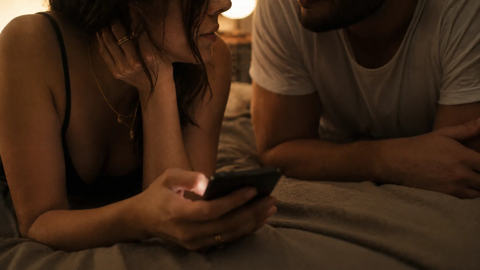 Sexting Tips: How to Sext Safely and Confidently